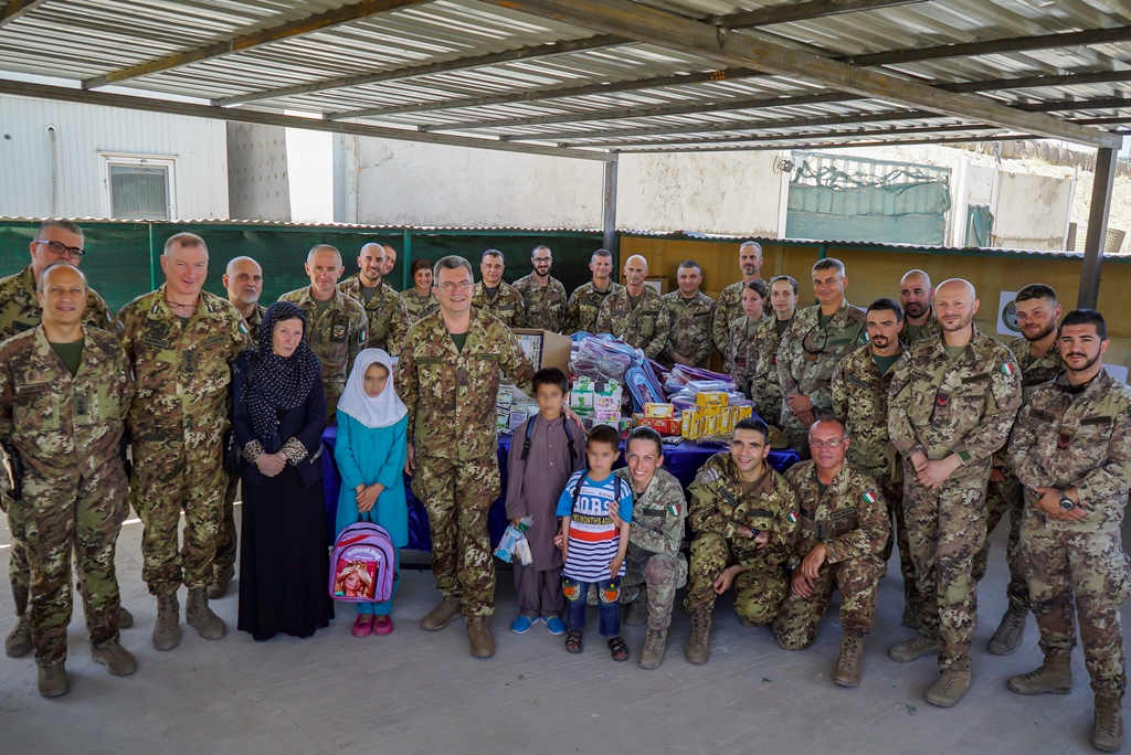 Herat: militari italiani donano materiale scolastico all'orfanotrofio di Herat